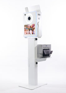 Read more about the article What is the best type of photo booth for a wedding?